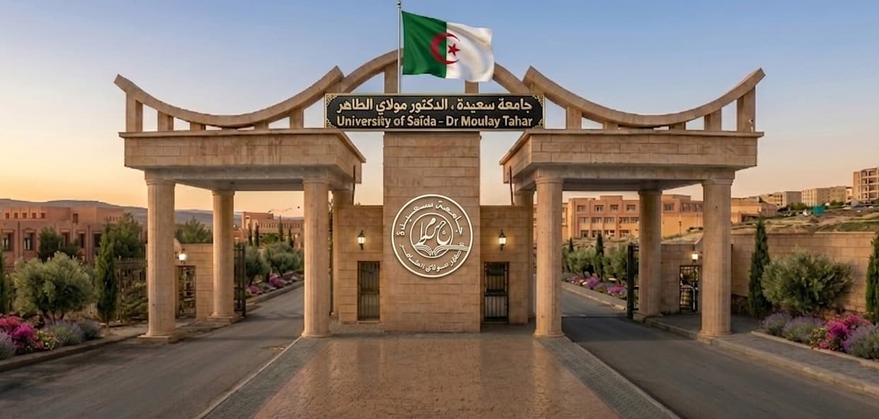 البوابة الرئيسية لجامعة سعيدة الدكتور مولاي الطاهر والعلم الجزائري